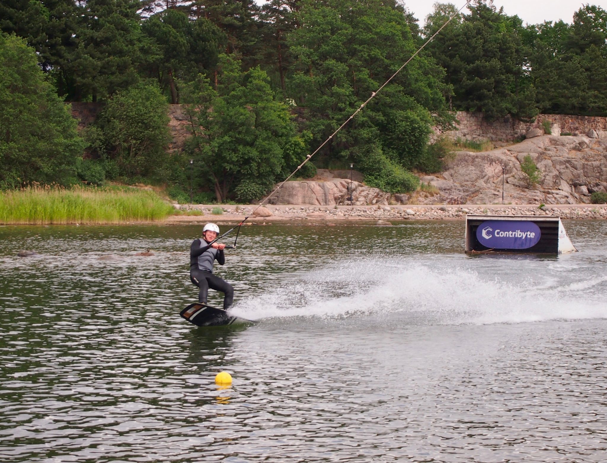 Kumparelaskija Akseli Ahvenainen viettää kesän wakeboardin parissa ja haaveilee paikasta olympiajoukkueessa
